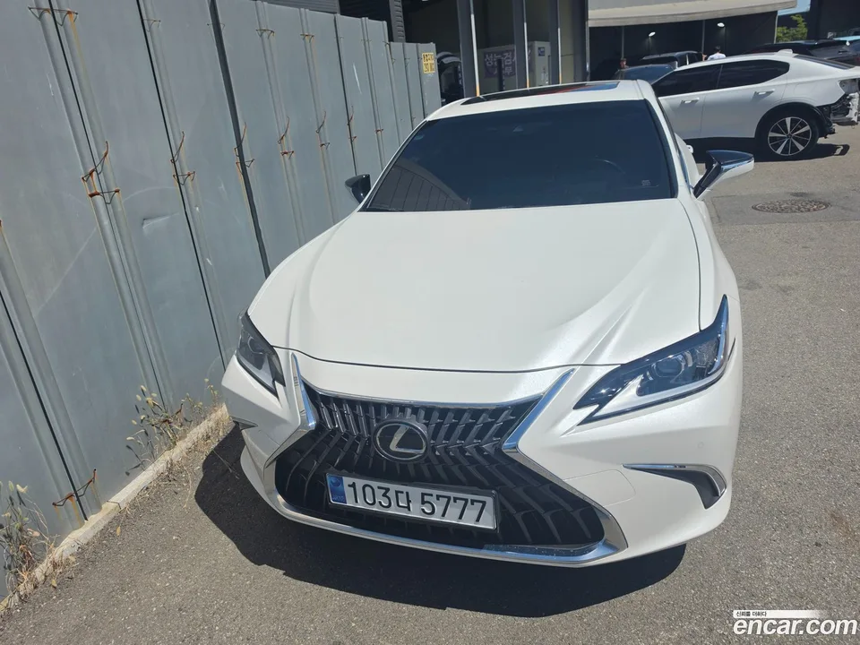 Lexus ES 300h 2023