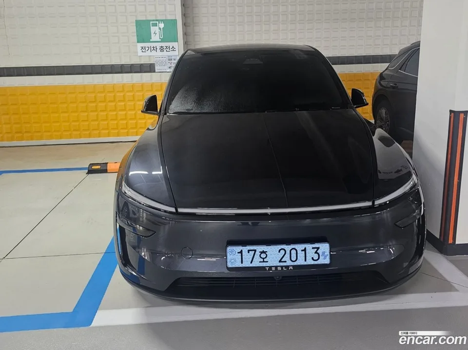 Tesla Model Y 2025