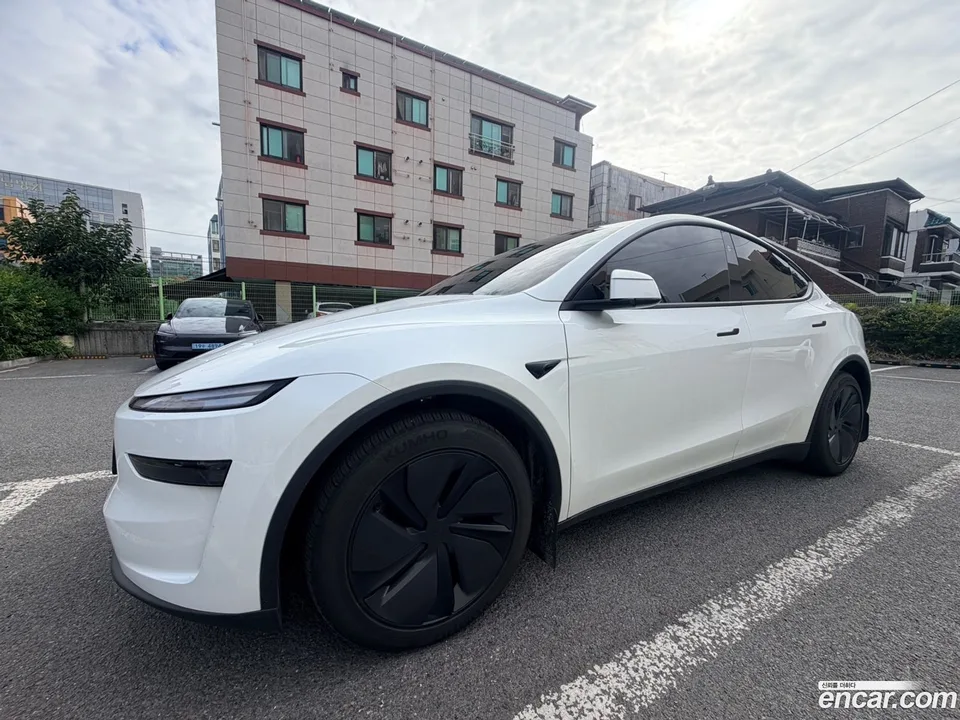 Tesla Model Y 2025