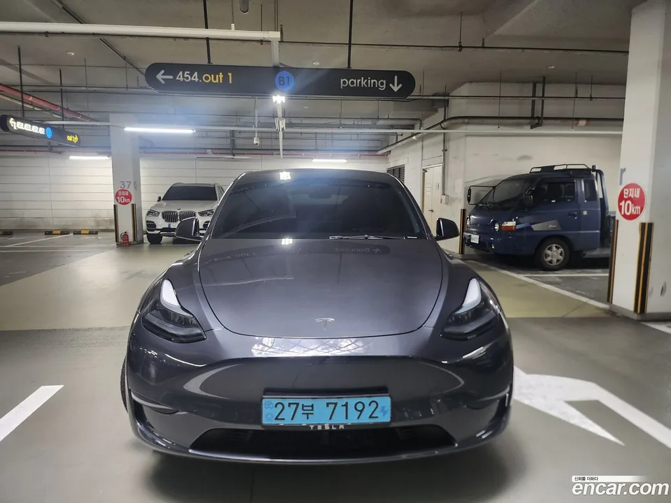 Tesla Model Y 2025