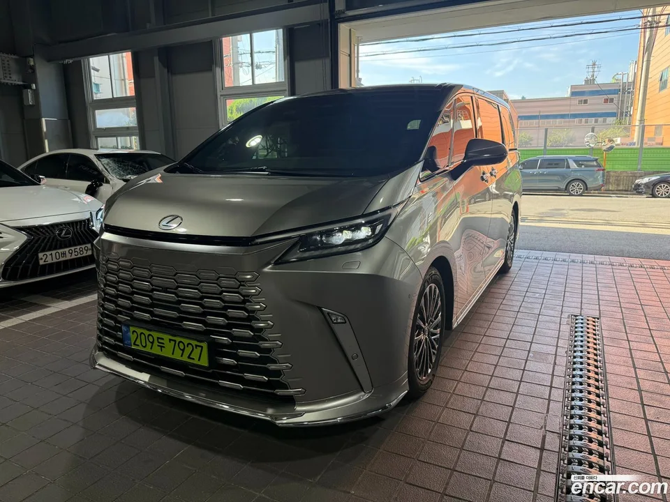 Lexus LM 2025