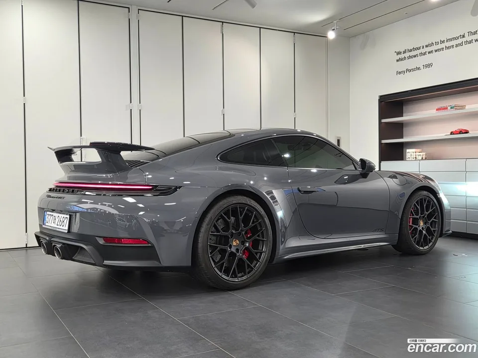 Porsche 911 (992) 2025