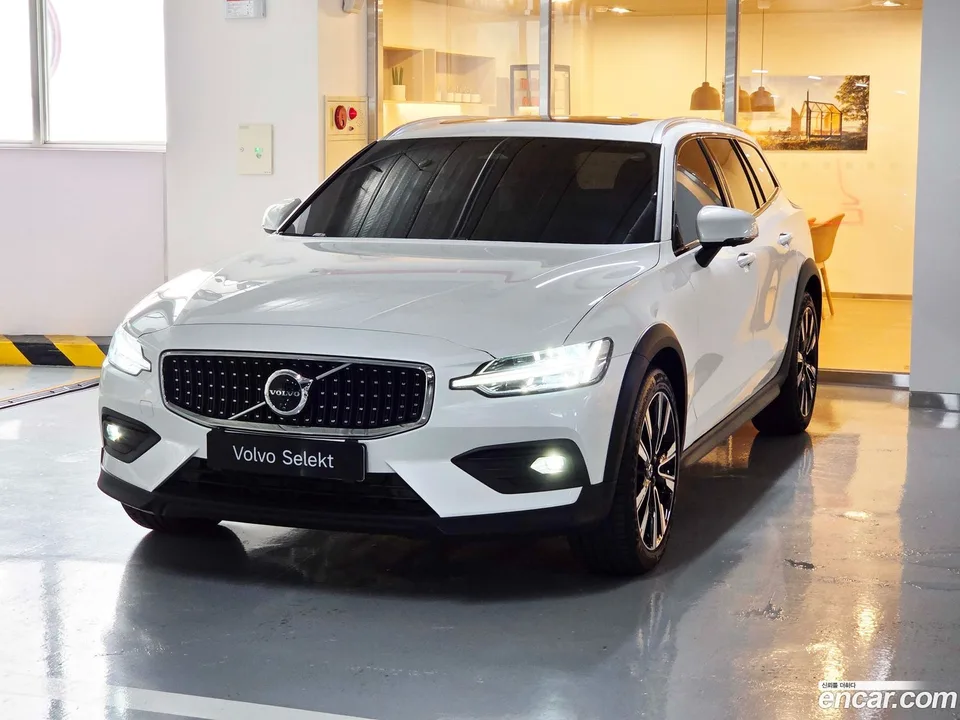 Volvo V60 Cross Country 2025
