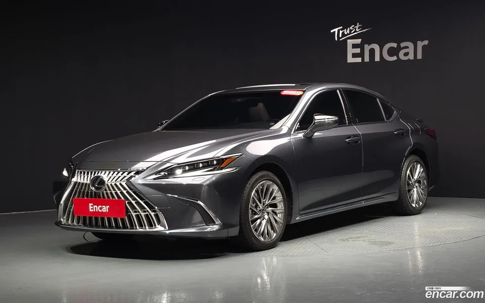 Lexus ES 300h 2025