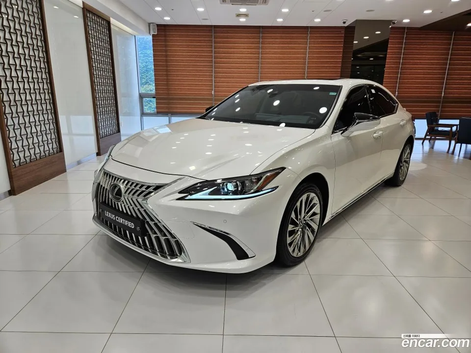 Lexus ES 300h 2025
