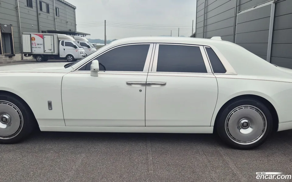 Rolls-Royce Phantom 2025
