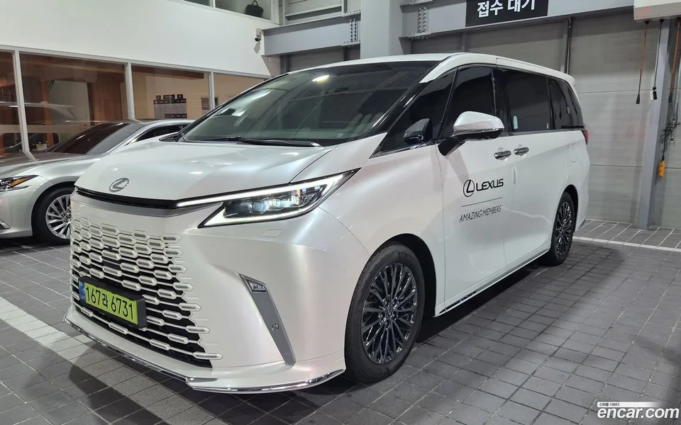 Lexus LM 2025