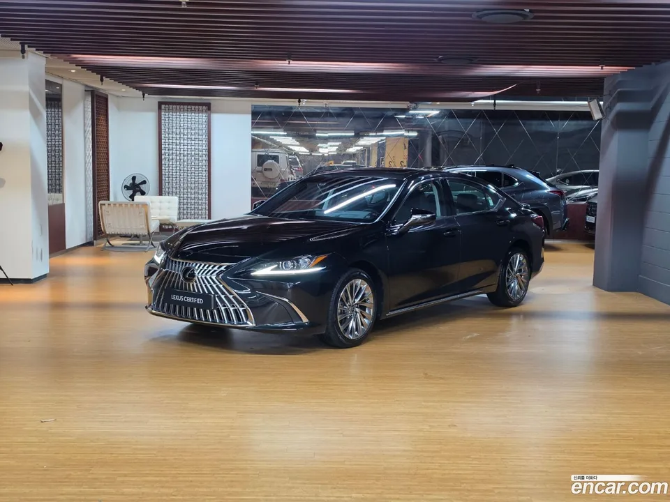 Lexus ES 300h 2025