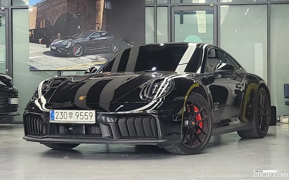 Porsche 911 (992) 2025
