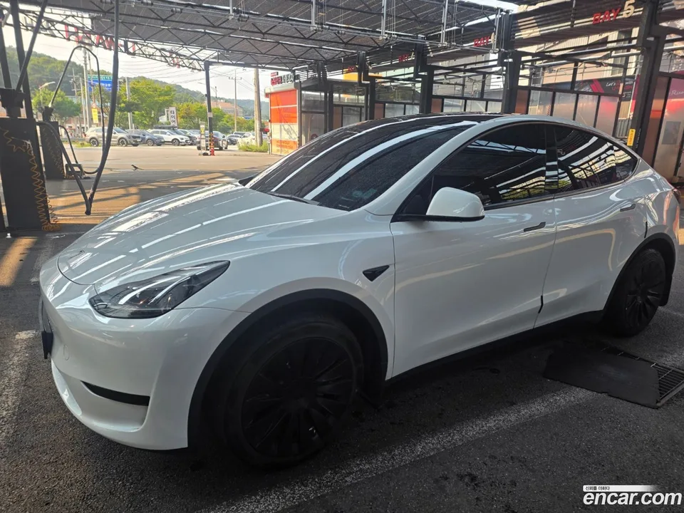 Tesla Model Y 2024