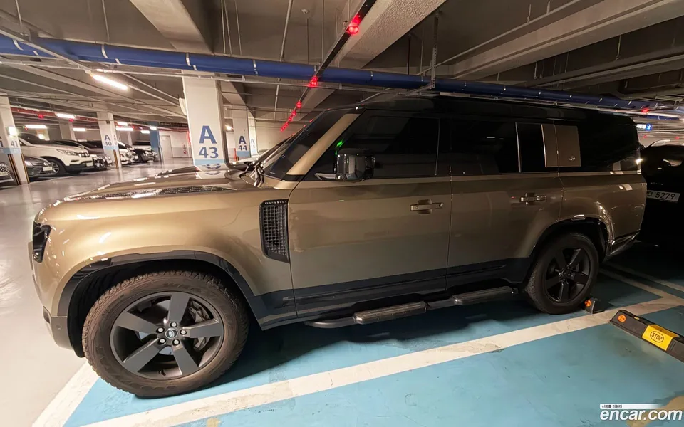 Land Rover Defender 2024