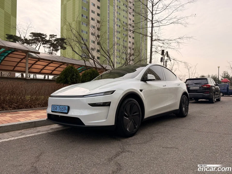 Tesla Model Y 2025