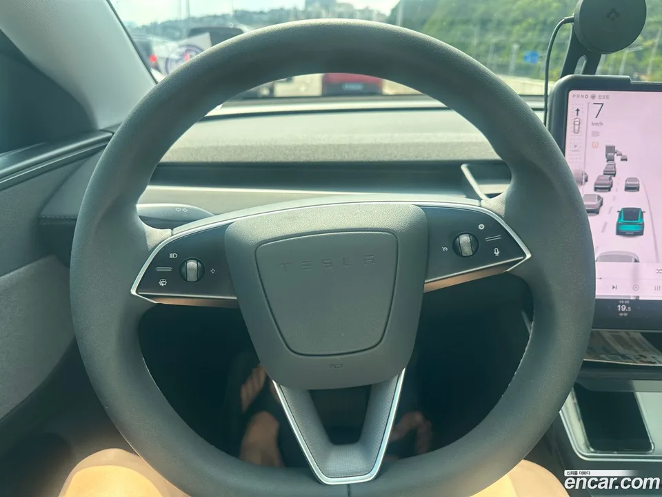 Tesla Model Y 2025