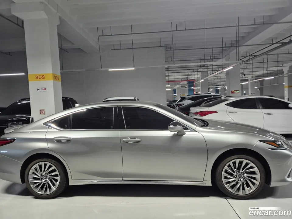 Lexus ES 300h 2025