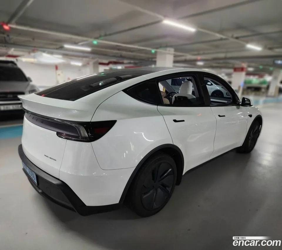 Tesla Model Y 2025