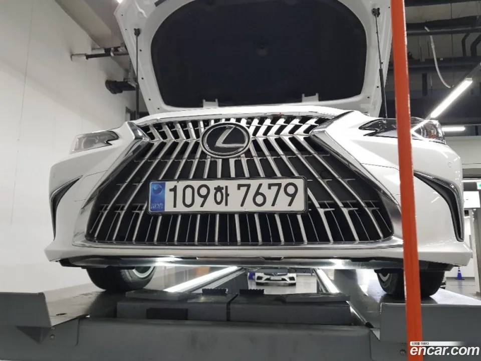 Lexus ES 300h 2025