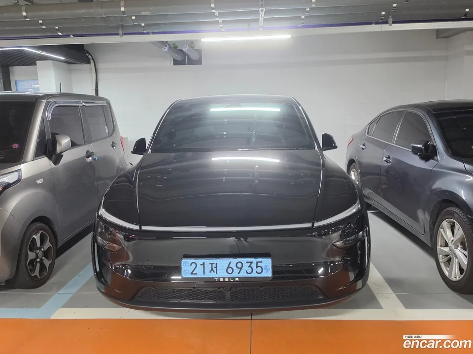 Tesla Model Y 2025