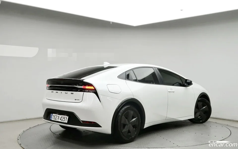 Toyota Prius 2.0 PHEV SE 2023 — миниатюра 4