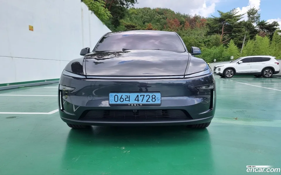 Tesla Model Y 2025
