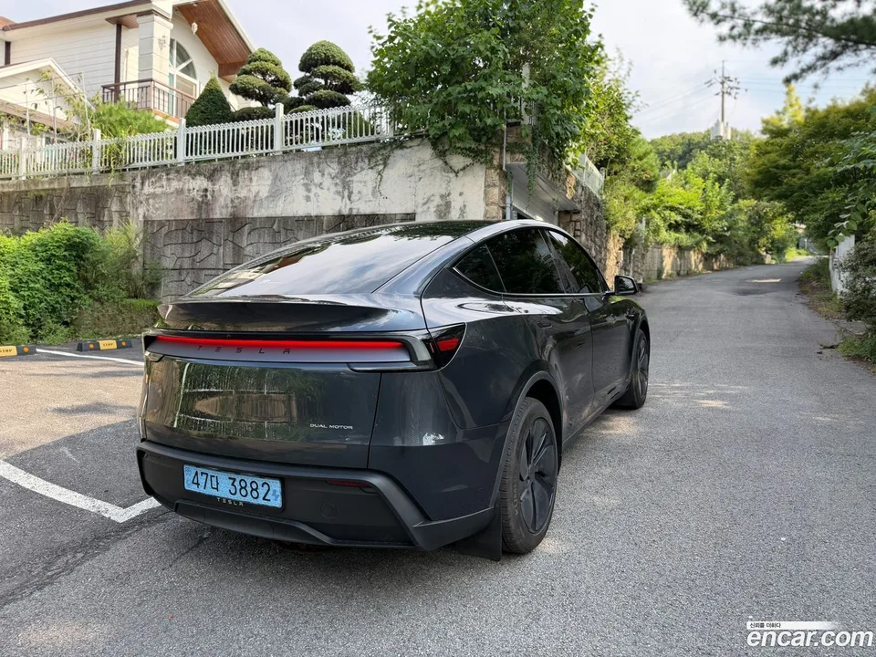 Tesla Model Y AWD 2025 — миниатюра 2