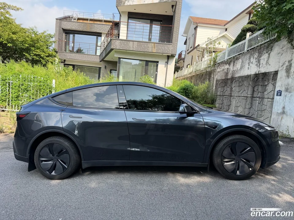 Tesla Model Y AWD 2025 — миниатюра 4