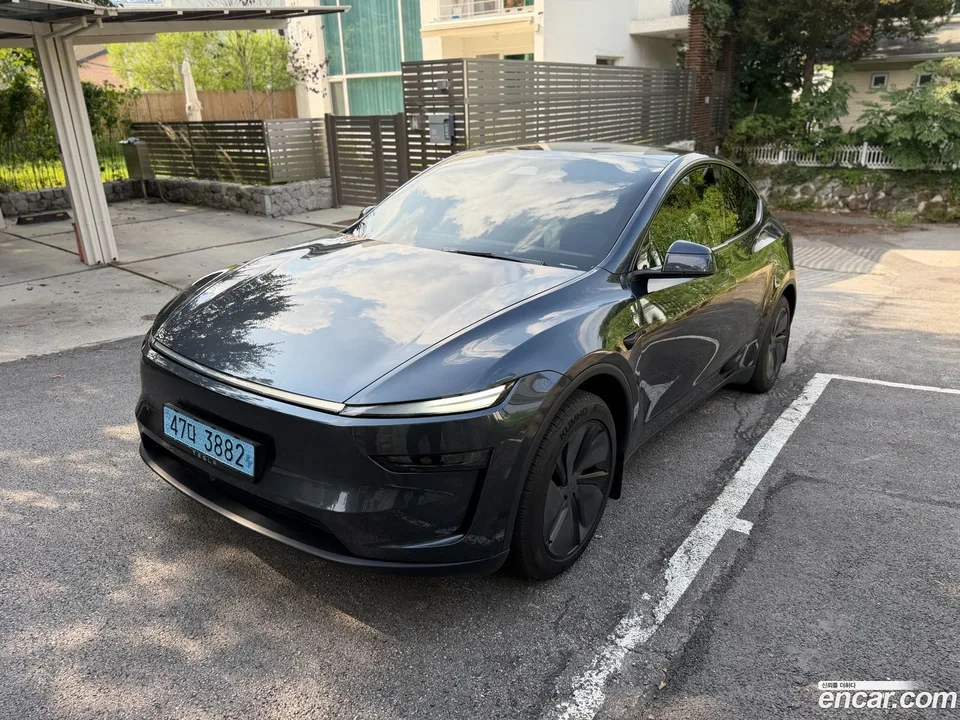 Tesla Model Y 2025