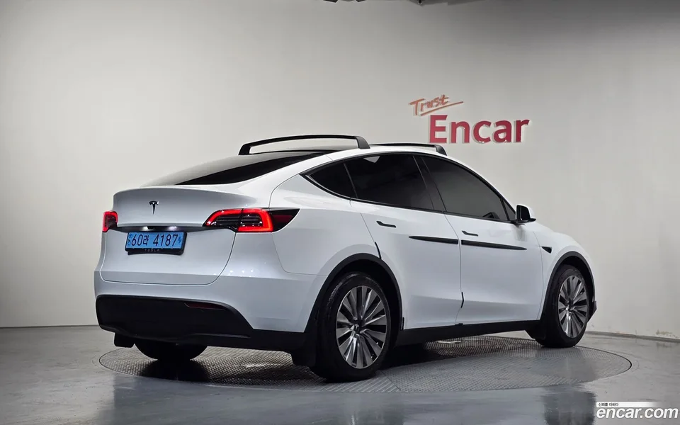 Tesla Model Y 2024