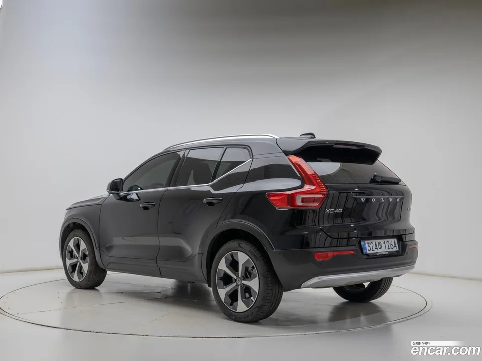 Volvo XC40 2025