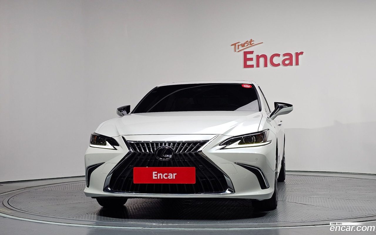 Lexus ES 300h 2023 — 3