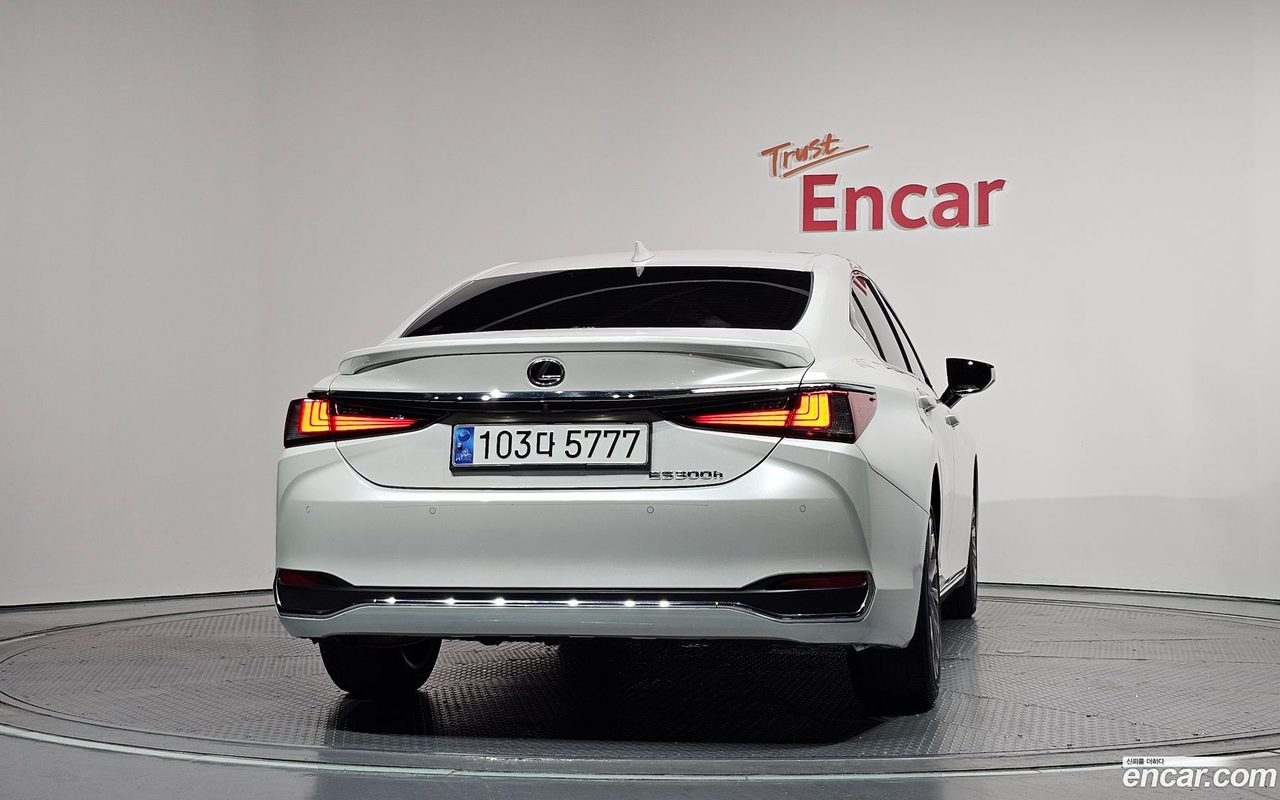 Lexus ES 300h 2023 — 4