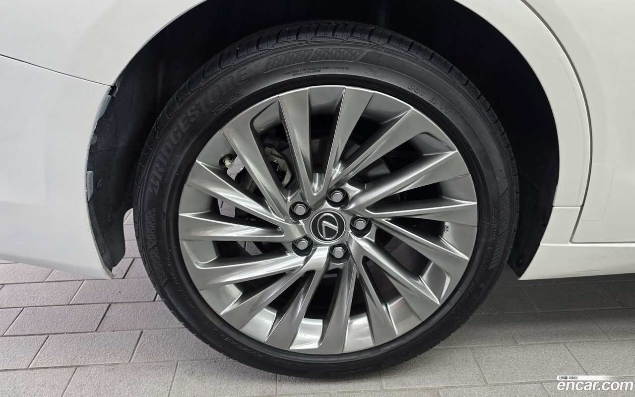 Lexus ES 300h 2023 — 5