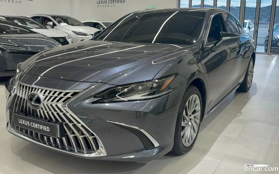 Lexus ES 300h 2025