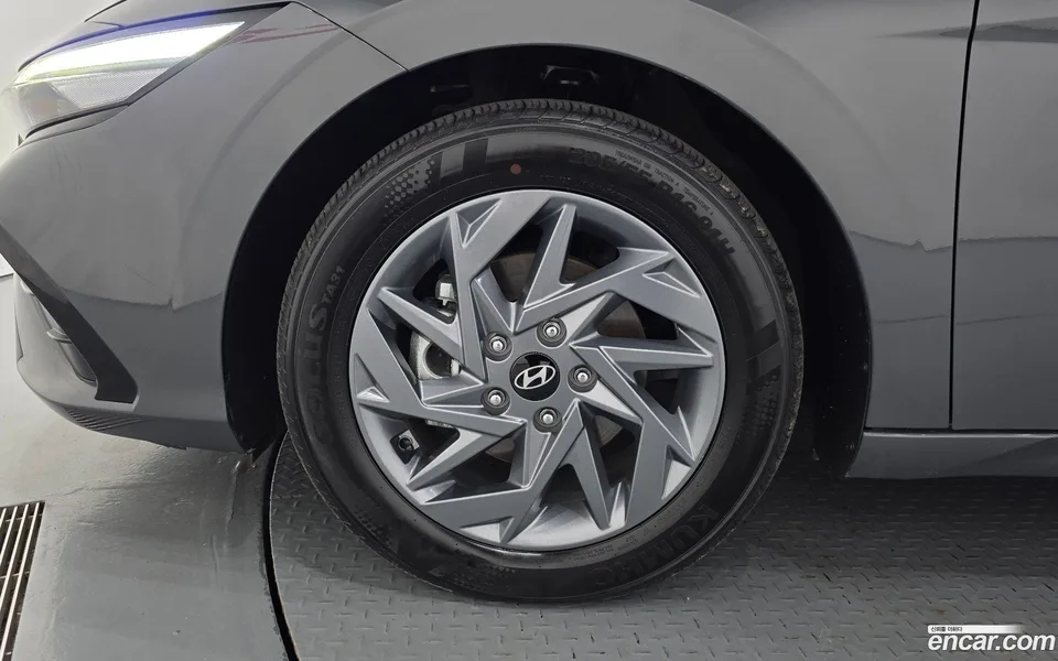 Hyundai Avante CN7 Hybrid 2025 — миниатюра 2