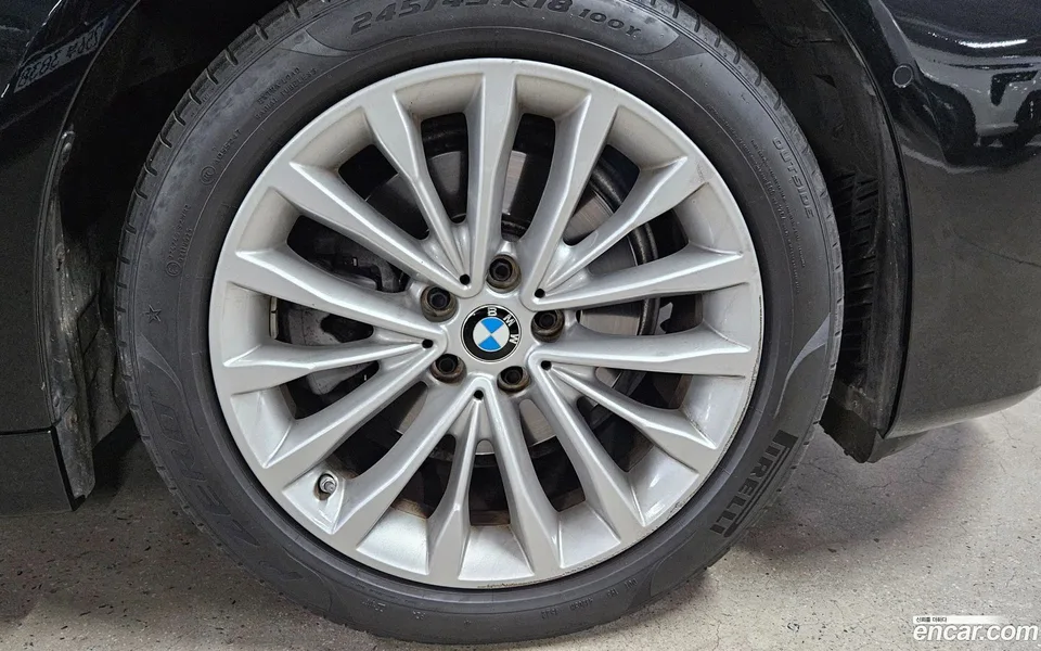 BMW 5 Series 523d 2023 — thumbnail 2