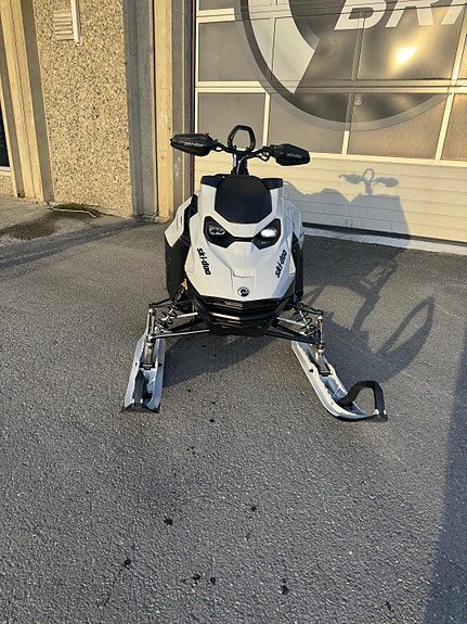 Ski-doo Summit Adrenaline 600R E-TEC 2025 — 2