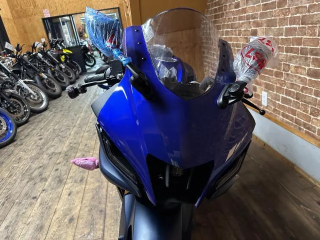 Yamaha YZF-R15 ABS LED 2024 — миниатюра 3