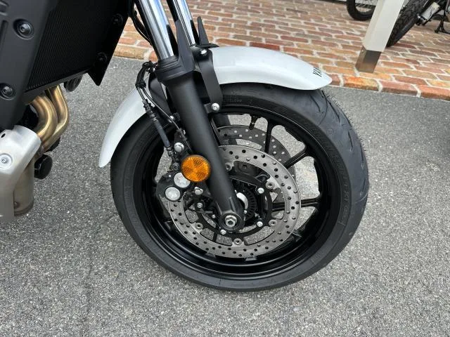Yamaha XSR700 2025 — миниатюра 2