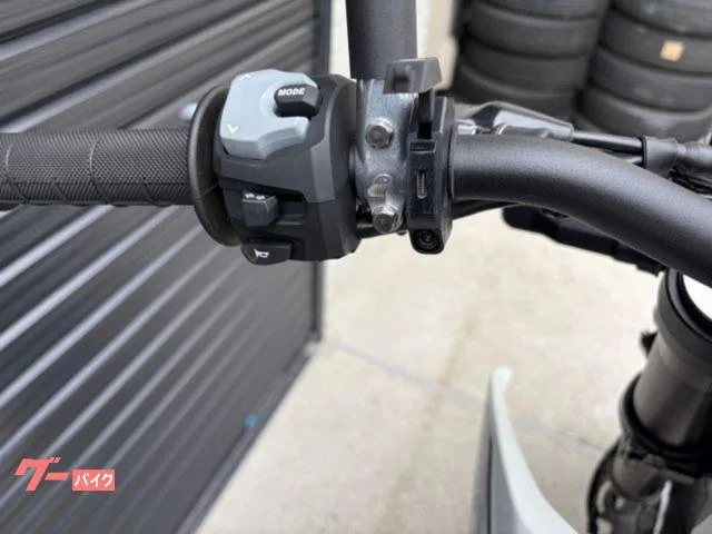 Suzuki DR-Z4SM USB 2025 — миниатюра 2