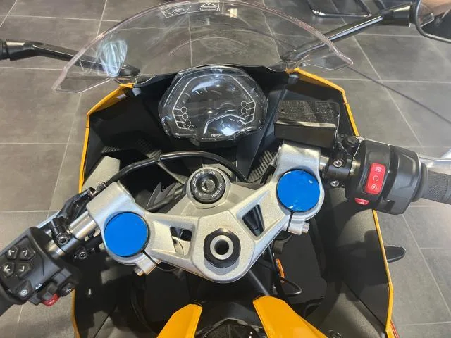 TRIUMPH 660 COSMIC YELLOW/SAPPHIRE BLACK 2026 — миниатюра 2