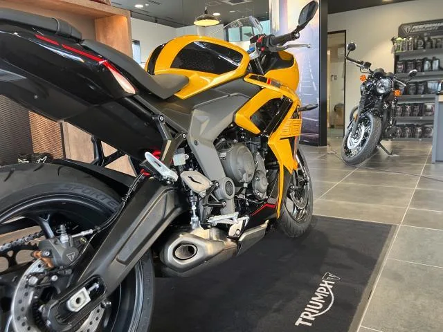 TRIUMPH 660 COSMIC YELLOW/SAPPHIRE BLACK 2026 — миниатюра 3