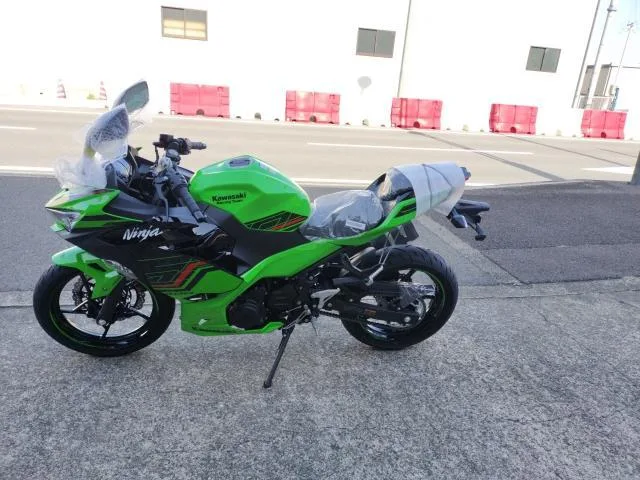 Kawasaki Ninja 400 KRT 2 2024 — миниатюра 2