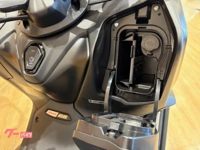 Yamaha TMAX560 25th Anniversary ABS 2026 — миниатюра 4