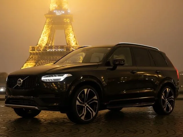 Volvo XC90 RECHARGE ULTIMATE T8 AWD PLUGIN HYBRID 2023 — фото 1, купить с доставкой в Москву