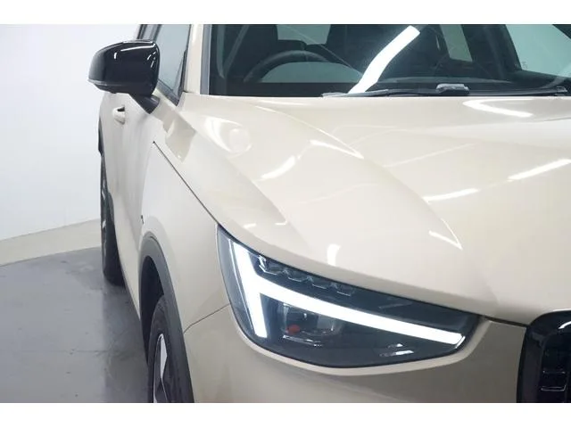 Volvo XC40 ULTRA B4 AWD DARK EDITION SAND DUNE 2026 — миниатюра 3