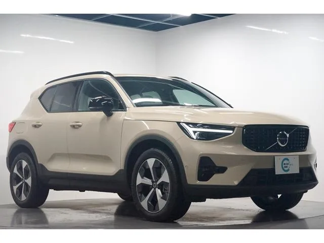 Volvo XC40 ULTRA B4 AWD DARK EDITION SAND DUNE 2026 — фото 1, купить с доставкой в Москву
