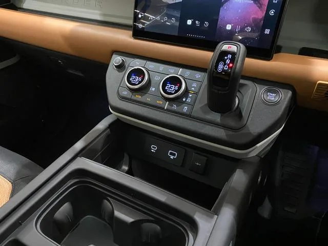 Land Rover Defender 110X-DYNAMIC HSE D300 2024 — миниатюра 3