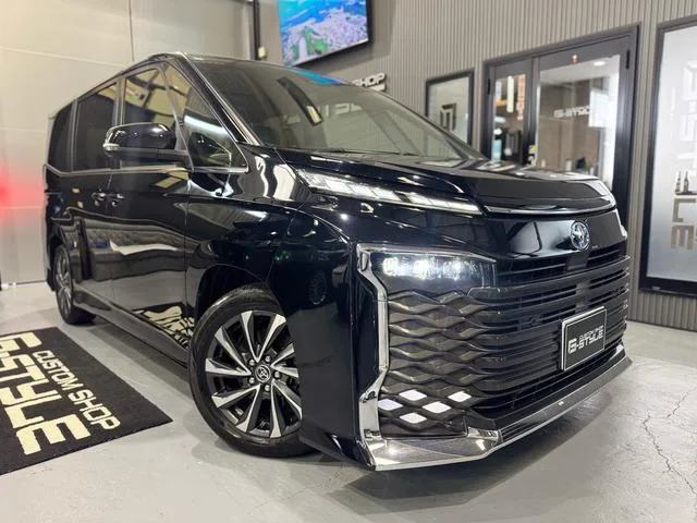 Toyota VOXY HYBRID S-Z 2023 — фото 1, купить с доставкой в Москву