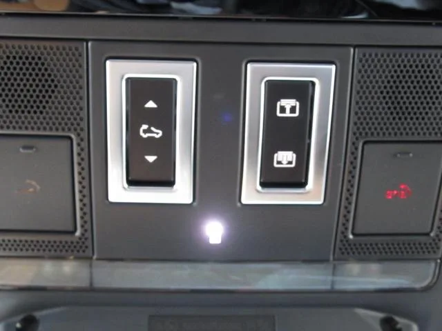 Land Rover Defender 110X D300 2023 — миниатюра 3