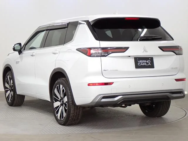 Mitsubishi OUTLANDER PHEV P EXECUTIVE PACKAGE 2024 — миниатюра 3