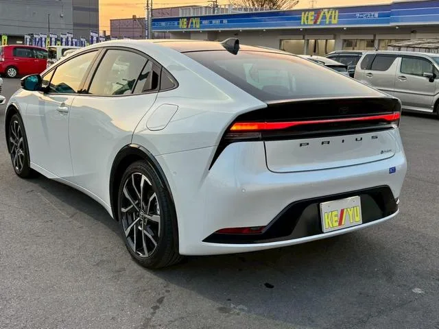 Toyota Prius Z 2024 — миниатюра 3